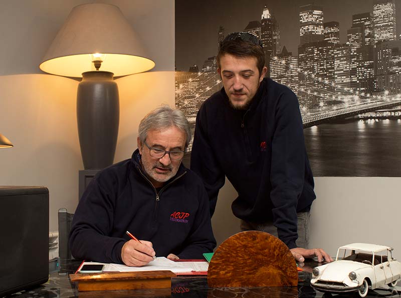 Pascal et Jérémie artisans peintres à leur bureau près de Royan 