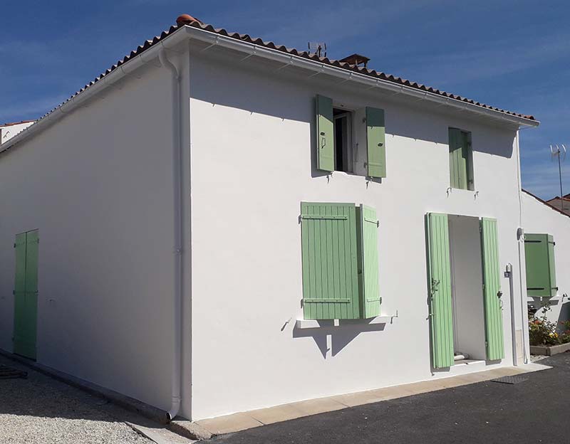 Maison en Charente Maritime peinte en blanc avec porte bleue