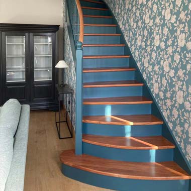 Escalier rénové peint en vleu dans un appartement à Royan