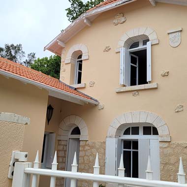 Façade rénovée d'une maison balnéaire près de Royan