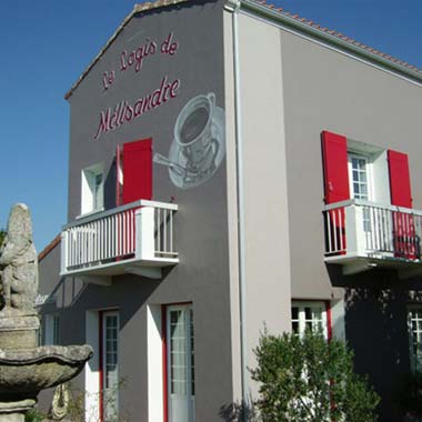 Peinture de façade publicitaire représentnant une tasse de café en Charente Maritime