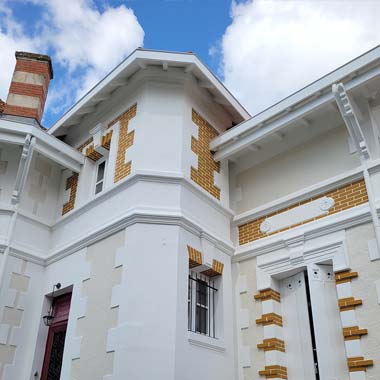 Façade rénové d'une maison avec briques près de Royan