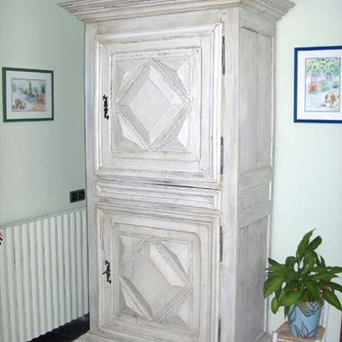 Armoire ancienne peinte en blanc et rénovée près de Royan