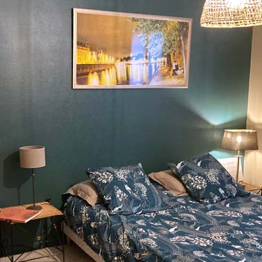 Chambre à coucher avec mur gris et décoration intérieure en Charente Maritime