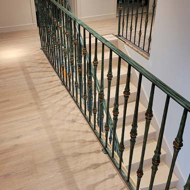 Parquet et rampe d'escalier rénovés à Royan