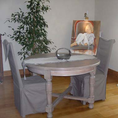 Table et chaises toilées grises dnas un salon en Charente Maritime