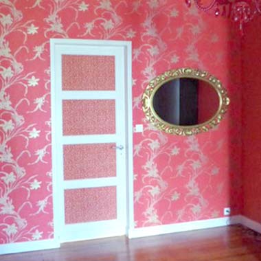 Tapisserie florale rose sur porte et murs avec miroir à Royan